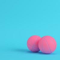 roze basketbalballen op heldere blauwe achtergrond in pastelkleuren. minimalisme concept foto