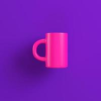 roze koffiemok op paarse achtergrond. minimalisme concept foto