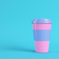 koffiekopjes op helderblauwe achtergrond in pastelkleuren. minimalisme concept foto