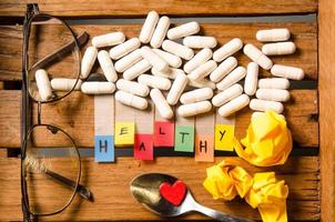 gezond alfabet en capsule drug met een bril foto