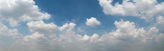 wolken wit zacht in de uitgestrekte blauwe lucht foto