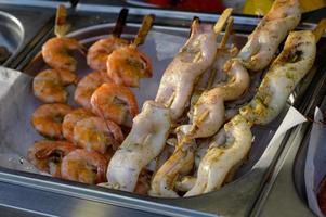 gegrilde zeevruchten op een straatvoedselfestival foto