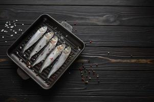verse sardines op rustieke achtergrond. foto