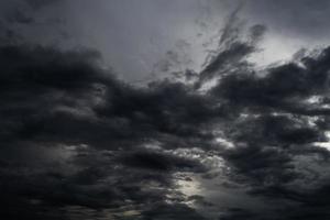 zwarte wolk regenbui in de uitgestrekte lucht foto