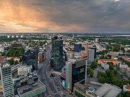 luchtfoto van het zakencentrum van tallinn in de avond. prachtige zakenwijk foto