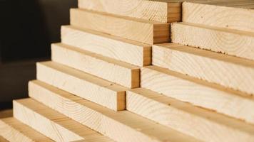 gestapelde houten timmerplanken van natuurlijk hout in een houtverwerkende industrie foto
