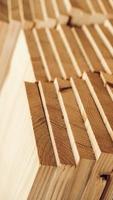 gestapelde houten timmerplanken van natuurlijk hout in een houtverwerkende industrie foto