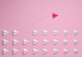 leiderschapsconcept voor vrouwen. individuele en unieke leider roze papieren vliegtuigje van richting veranderen. 3D-rendering. foto