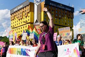 sarajevo, bosnië herzegovina juni 2022 lgbtiq maart trots. kleurrijke parade ter ere van lgbtiq-rechten. demonstranten lopen met spandoeken en vlaggen. mensenrechten. trots, passie en protest. regenboog. foto