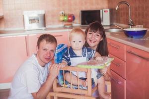gelukkig lachend gezin in de keuken foto
