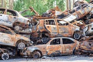 roestige verbrande auto's vernietigd door raketexplosies. oorlog in Oekraïne. vernietigde voertuigen van burgers die vertrokken, werden geëvacueerd uit de gevechtszone van Bucha en Irpin. auto kerkhof. foto