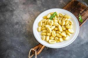 gnocchi deeg, aardappelen Italiaans eten keuken verse gezonde maaltijd eten snack dieet op tafel kopieer ruimte eten foto