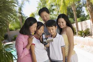 familie kijken naar videocamerascherm foto