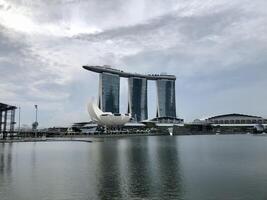 Singapore 3 juli 2022 bewolkt uitzicht op de Marina Bay Sands en Helix Bridge in de bezienswaardigheden van Singapore foto