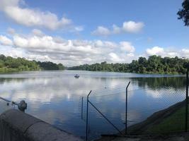 mooi zomers meer. kalm water op een mooie zomerse zonnige dag foto