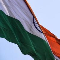 indiase vlag hoog op connaught plaats met trots in de blauwe lucht, indiase vlag wapperen, indiase vlag op onafhankelijkheidsdag en republiek dag van india, tilt-up shot, wuivende indische vlag, vliegende indiase vlaggen foto