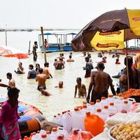 garh mukteshwar, uttar pradesh, india - 11 juni 2022 - mensen nemen een heilige duik ter gelegenheid van nirjala ekadashi, een uitzicht op garh ganga ghat, een zeer beroemde religieuze plaats voor hindoes foto