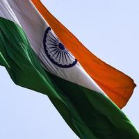 indiase vlag hoog op connaught plaats met trots in de blauwe lucht, indiase vlag wapperen, indiase vlag op onafhankelijkheidsdag en republiek dag van india, tilt-up shot, wuivende indische vlag, vliegende indiase vlaggen foto