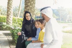 emirati familie in het park