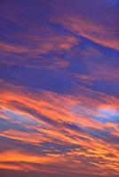 de lucht met wolken prachtige zonsondergang achtergrond foto