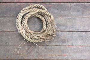 het touw rust op een houten ondergrond foto