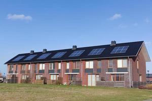 nieuwe gezinswoningen met zonnepanelen op het dak foto