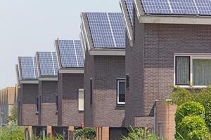 nieuwe gezinswoningen met zonnepanelen op het dak foto