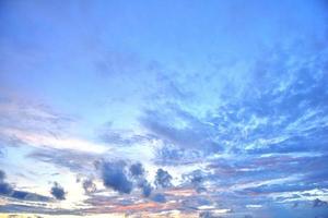 de lucht met wolken prachtige zonsondergang achtergrond foto