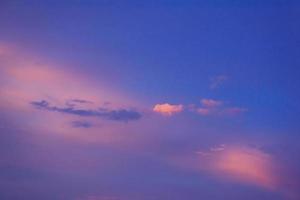 de lucht met wolken prachtige zonsondergang achtergrond foto