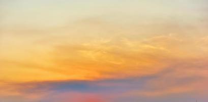 de lucht met wolken prachtige zonsondergang achtergrond foto