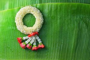 thai traditionele jasmijn garland.symbol van moederdag in thailand op bananenblad foto