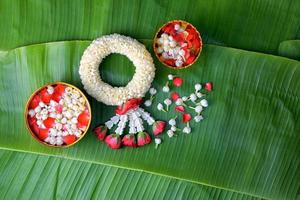 thai traditionele jasmijn garland.symbol van moederdag in thailand op bananenblad foto