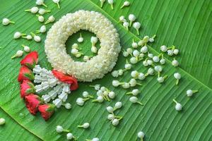 thai traditionele jasmijn garland.symbol van moederdag in thailand op bananenblad foto