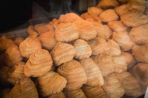 curry soesjes zijn een zeer populair snackitem dat is aangepast uit amphoe muak lek, provincie saraburi in centraal thailand foto