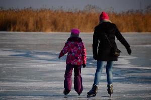 moeder en dochter schaatsen foto