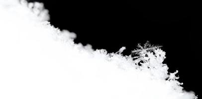 sneeuwkristallen met veel takken op zwart panorama foto