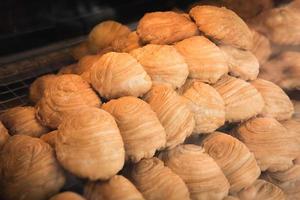 curry soesjes zijn een zeer populair snackitem dat is aangepast uit amphoe muak lek, provincie saraburi in centraal thailand foto