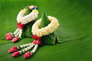 thai traditionele jasmijn garland.symbol van moederdag in thailand op bananenblad foto