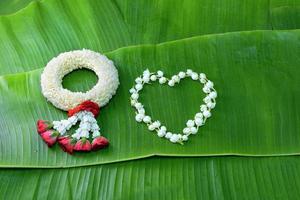 thai traditionele jasmijn garland.symbol van moederdag in thailand op bananenblad foto