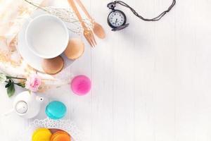 macarons of bitterkoekjes en melkdessert zoet mooi om te eten op houten vintage achtergrondtextuur foto