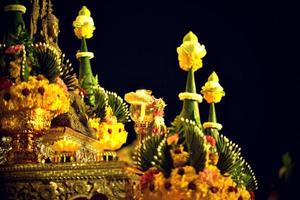 kaarsverlichte Thaise cultuurwandeling in asalha puja-dag, magha puja-dag, visakha puja-dag foto