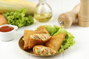 vegetarische samosa's met dipsauzen foto