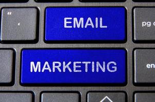 online business en e-mailmarketingconcept - laptoptoetsenbord met blauwe e-mailmarketingknop. foto