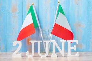 houten tekst van 2 juni met italië vlaggen. nationale dag, republieksdag, festa della repubblica en gelukkige vieringsconcepten foto