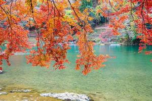 kleurrijke bladeren bergen en katsura rivier in arashiyama, landschapsoriëntatiepunt en populair voor toeristenattracties in kyoto, japan. herfst herfst seizoen, vakantie, vakantie en sightseeing concept foto