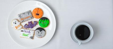 warme koffiekopje met grappige halloween cookies. fijne halloween-dag, truc of bedreiging, hallo oktober, herfstherfst, traditioneel, feest- en vakantieconcept foto