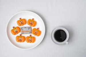 warme koffiekopje met grappige halloween cookies. fijne halloween-dag, truc of bedreiging, hallo oktober, herfstherfst, traditioneel, feest- en vakantieconcept foto