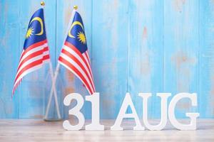 houten tekst van 31 augustus met vlaggen van Maleisië. onafhankelijkheidsdag Maleisië foto