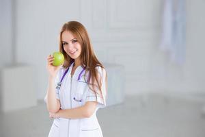 arts die een groene appel houdt. concept gezond voedsel. foto