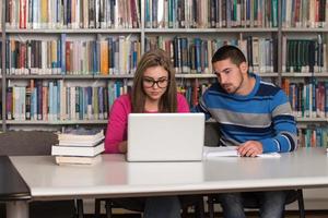 aantal studenten met laptop in bibliotheek foto